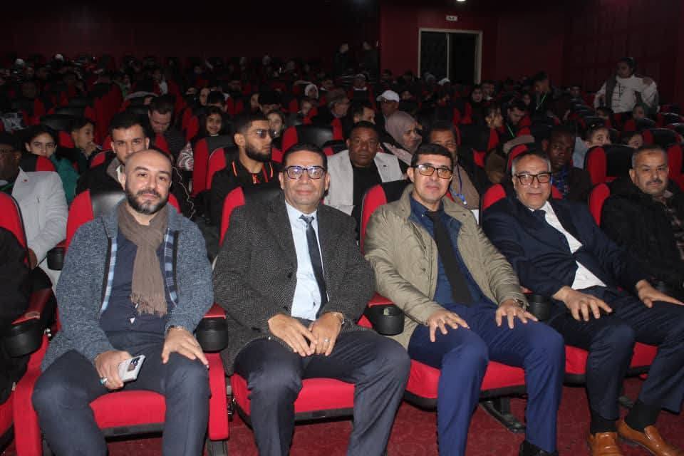 Peut être une image de une personne ou plus, barbe et montre-bracelet